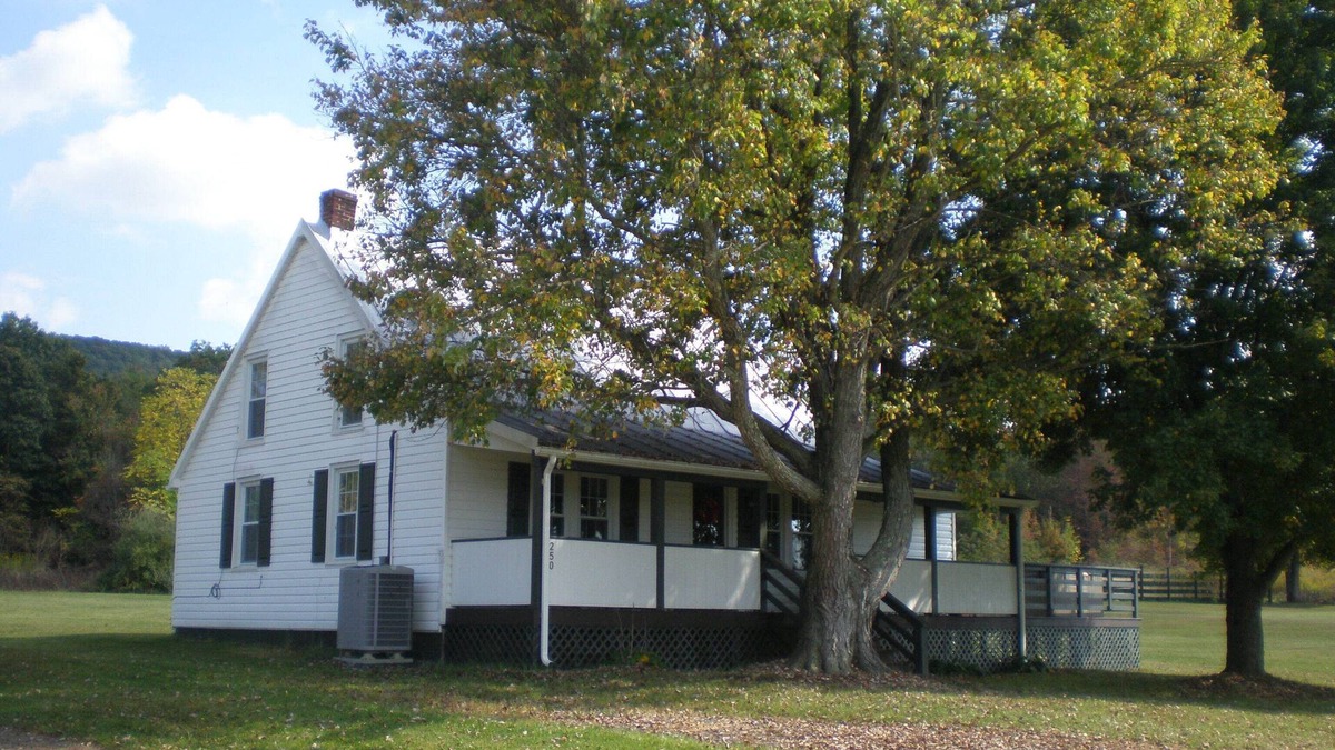 Luray Cottage | Secluded Cottage on 10 Acres. Close to Shen. Natl. Park and Luray Caverns