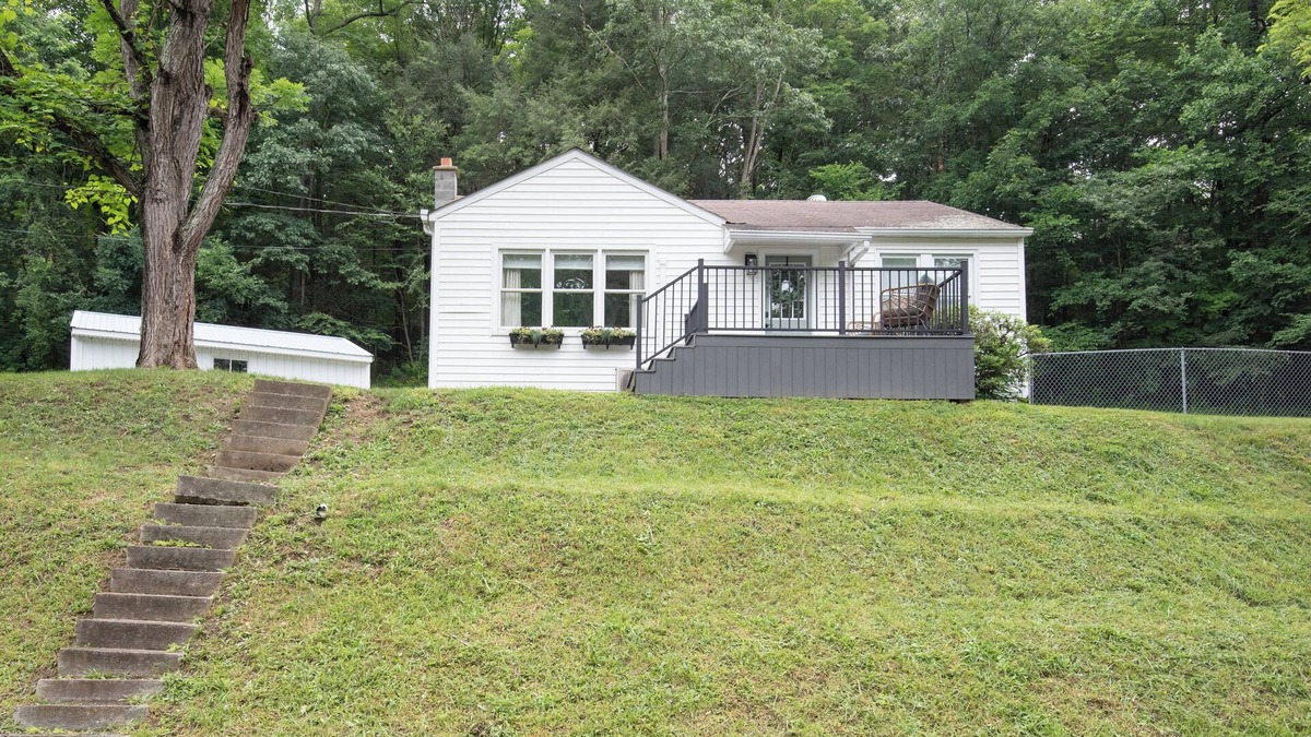 Mattawana House | Secluded cottage, sleeps 6, private and peaceful