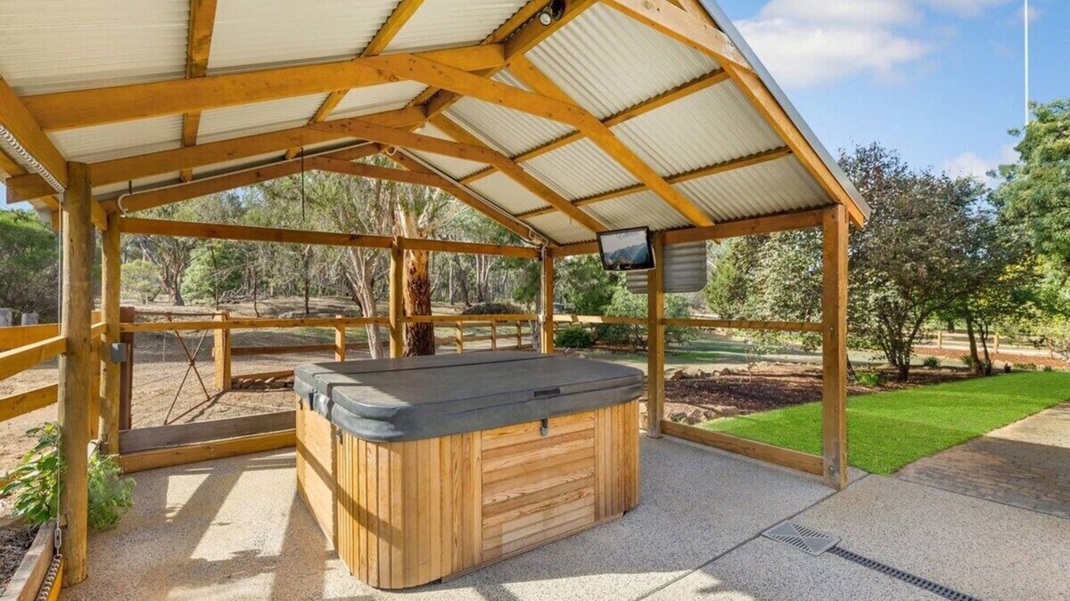 Strathfieldsaye House | Secluded Country Vineyard Estate near Bendigo