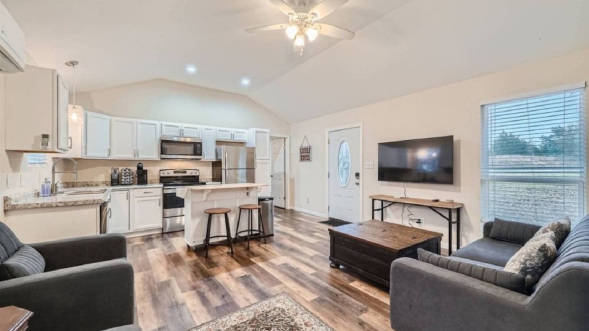 Cedar Creek House | Secluded Country Home on 15 Acres with BBQ. Close to COTA and Airport.