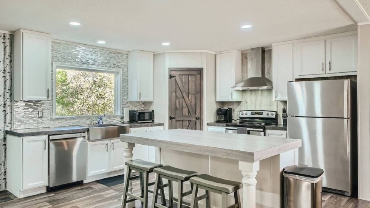 Cedar Creek House | Secluded Country Home on 15 Acres with a BBQ and Upscale Kitchen. Close to COTA and the Airport.