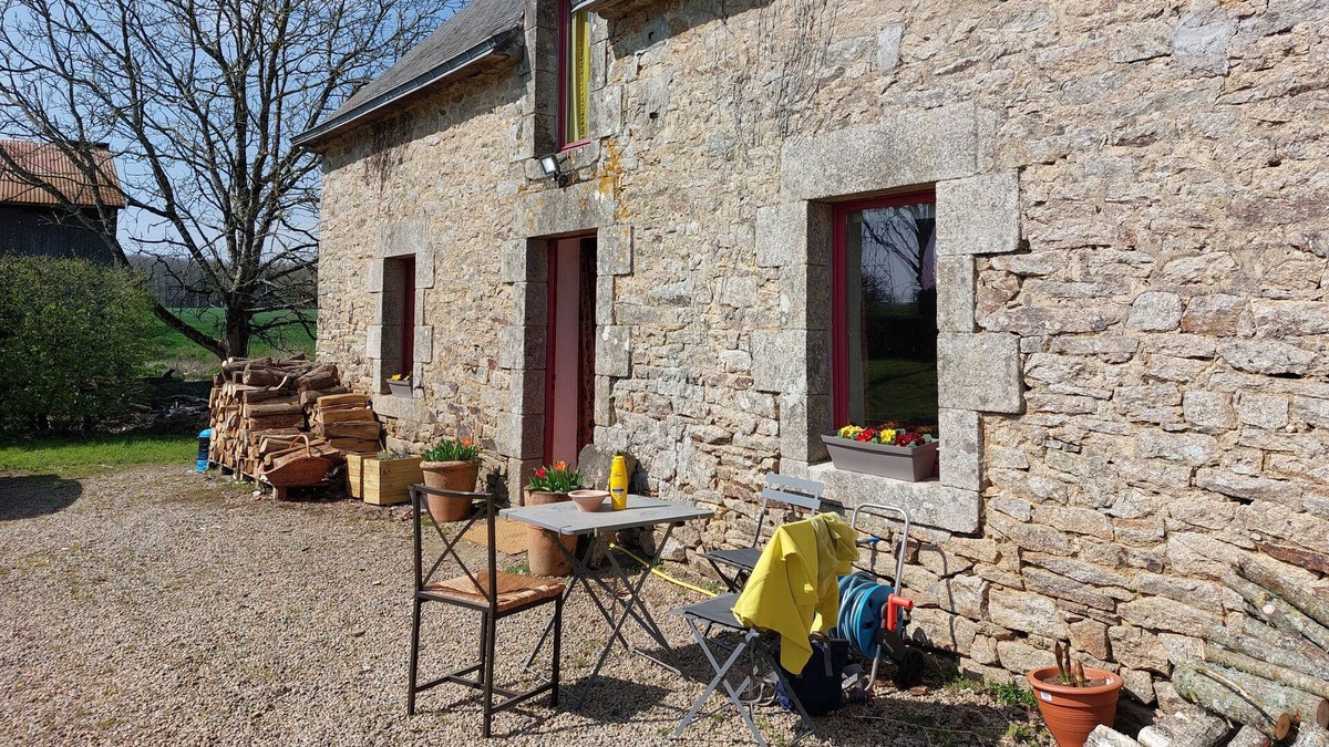 Camors House | Secluded country house near small town - a short drive from beaches