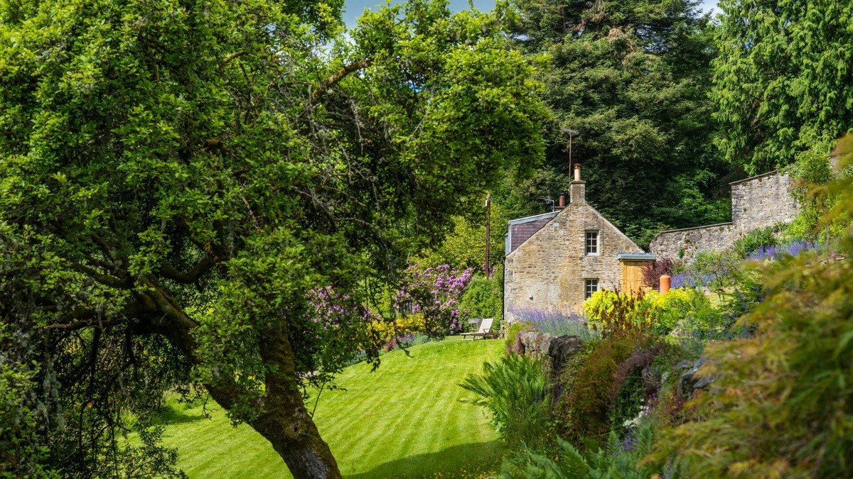 Galashiels Cottage | Secluded country retreat situated next to a magnificent walled garden at The Yair