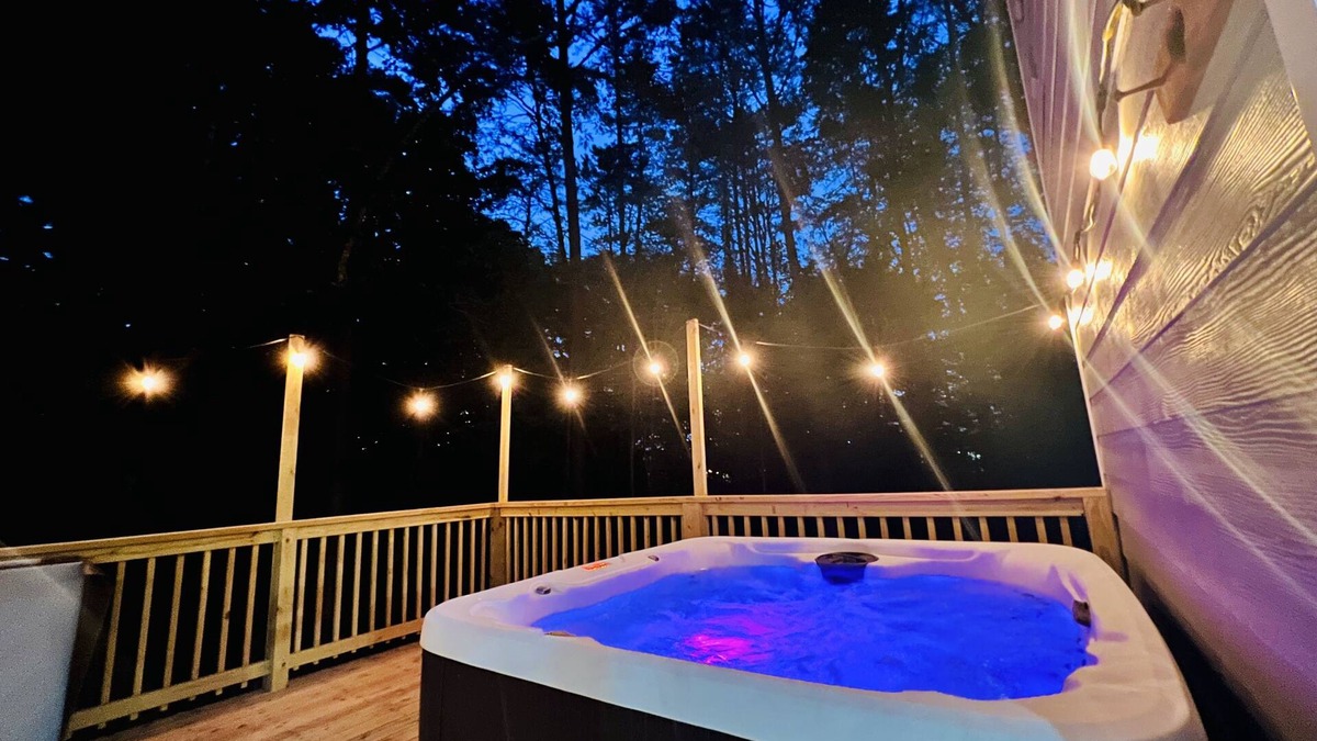 Sevierville Cabin | Secluded cozy Cabin/Prime location/Family-oriented/Hot tub/Pet-friendly/Fire-pit