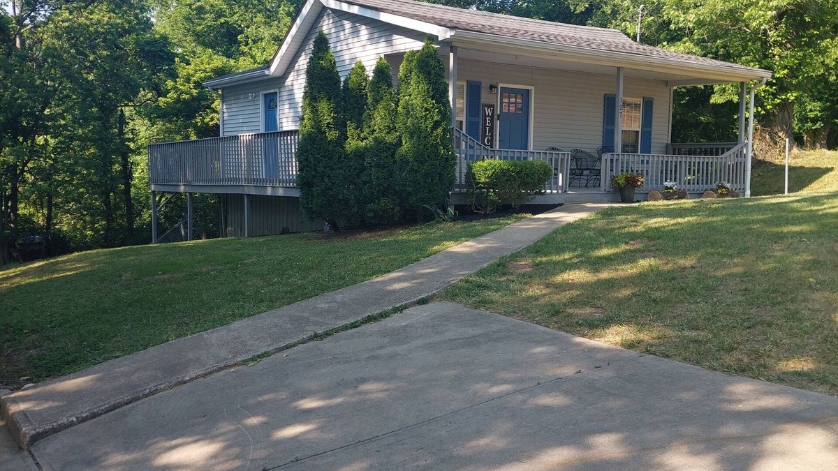 Williamstown House | Secluded cozy hideaway in town for 6. Ark 1 mile
