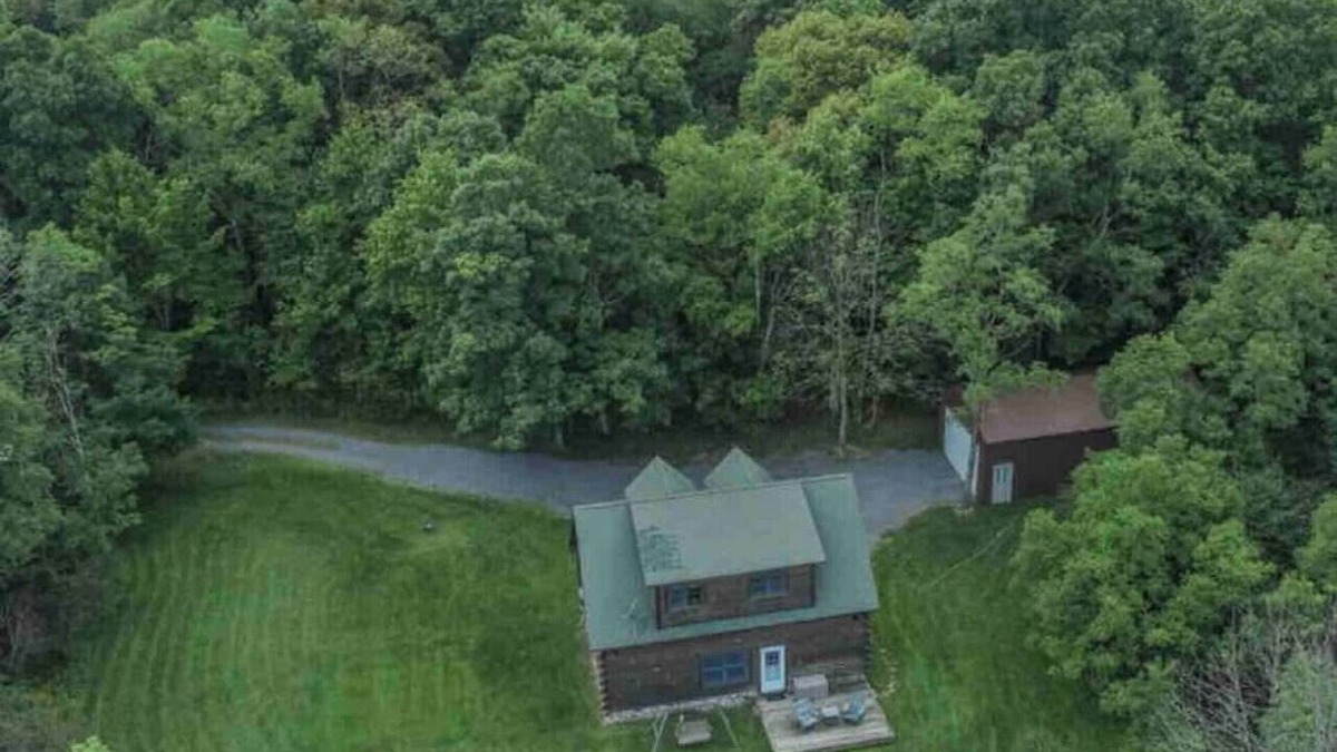 Accident Cabin | Secluded Deep Creek Lake with Spa near WISP Ski