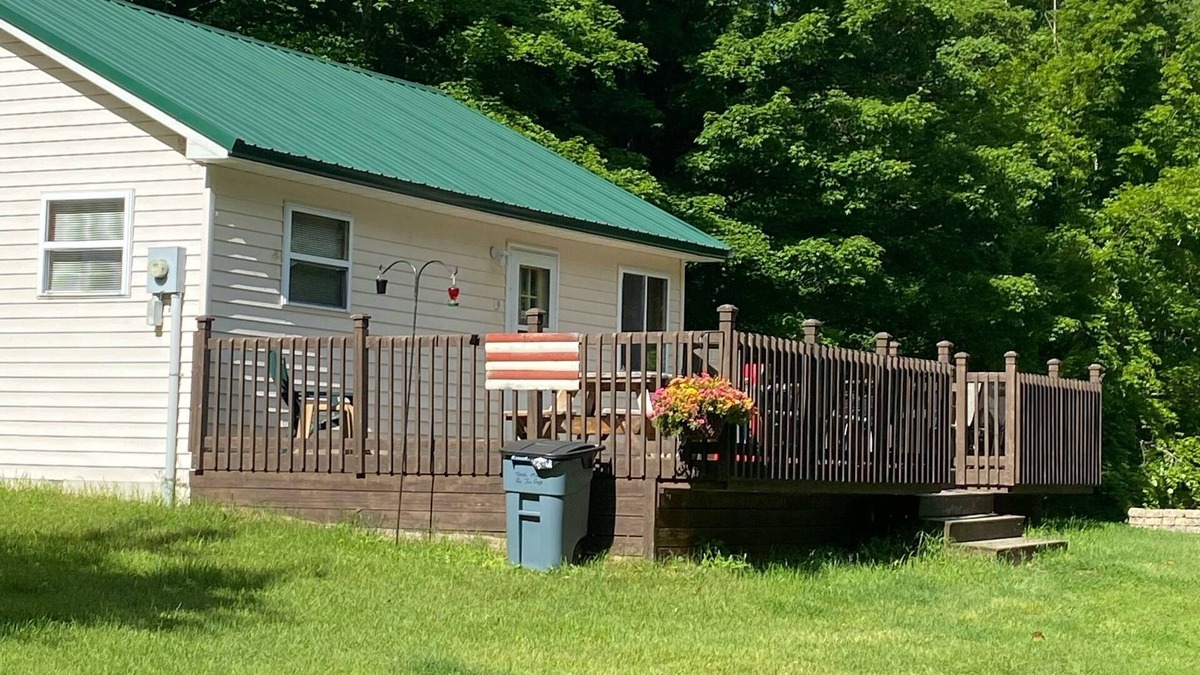 Trout Lake Cabin | Secluded Deerfoot cabin getaway with WIFI near Trout Lake