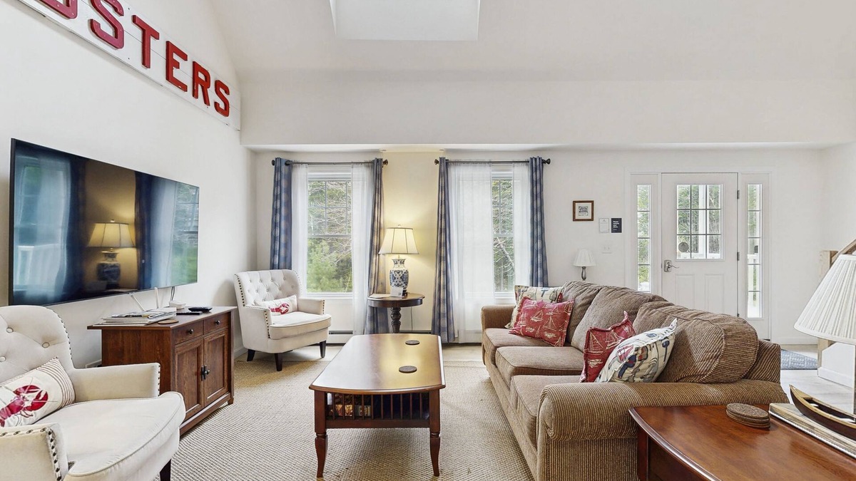 Southport House | Secluded Dog-Friendly Getaway w/Free WiFi, Private Washer/Dryer, Furnished Deck