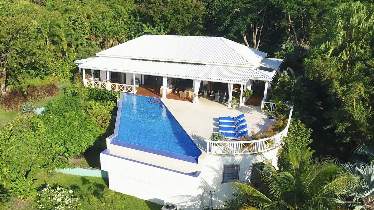 Oualie Bay Villa | Secluded, exclusive, totally private luxury villa overlooking the prettiest bay.