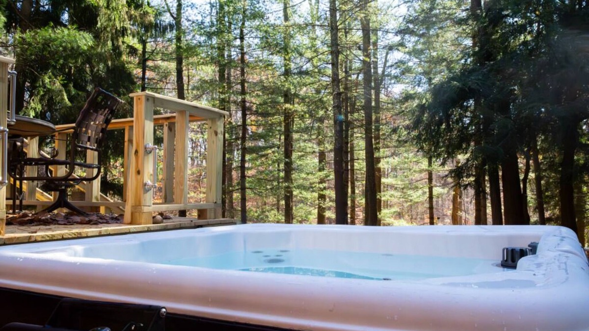 Nelsonville Cottage | Secluded Fairytale Cottage surrounded by forest w/hot tub and wifi