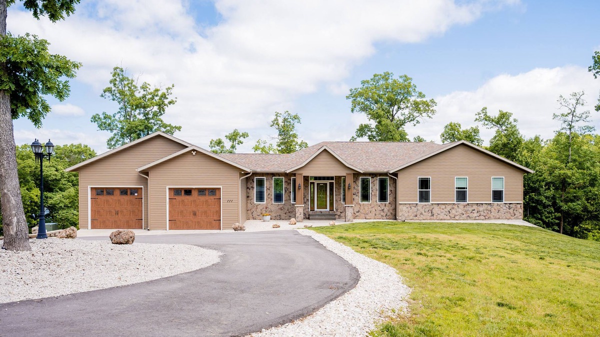 Lake Ozark House | Secluded Family Resort Sleeps 25 people! Handicap accessible! Private Beach!nn