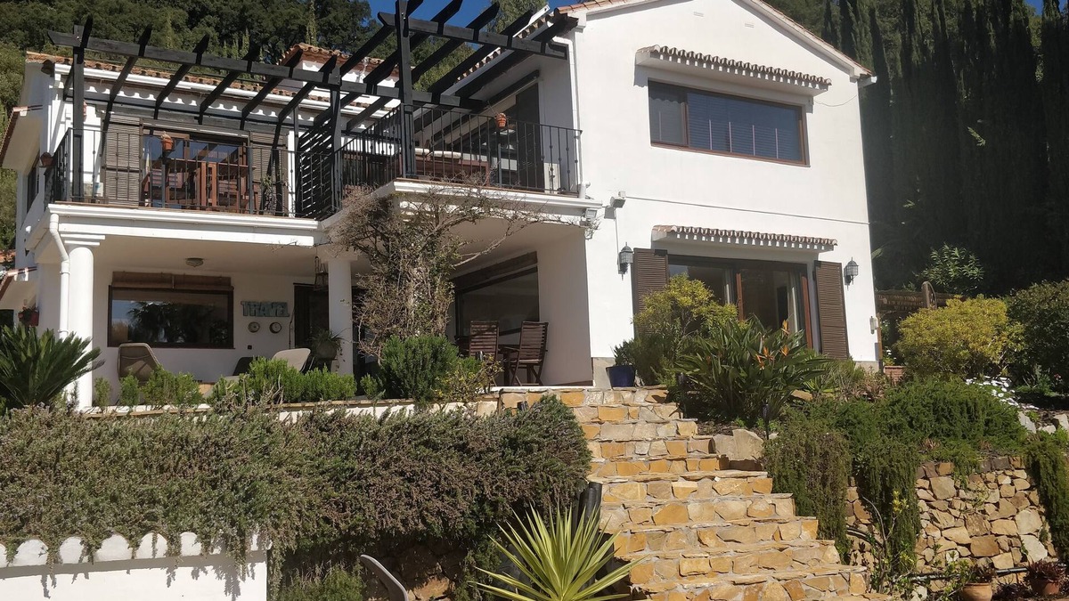 Casares Villa | Secluded Family Villa with Pool & Seaview. 20 min. from beach.