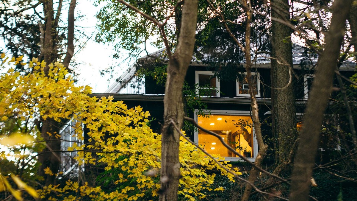 Putnam County House | Secluded farm atop a hill