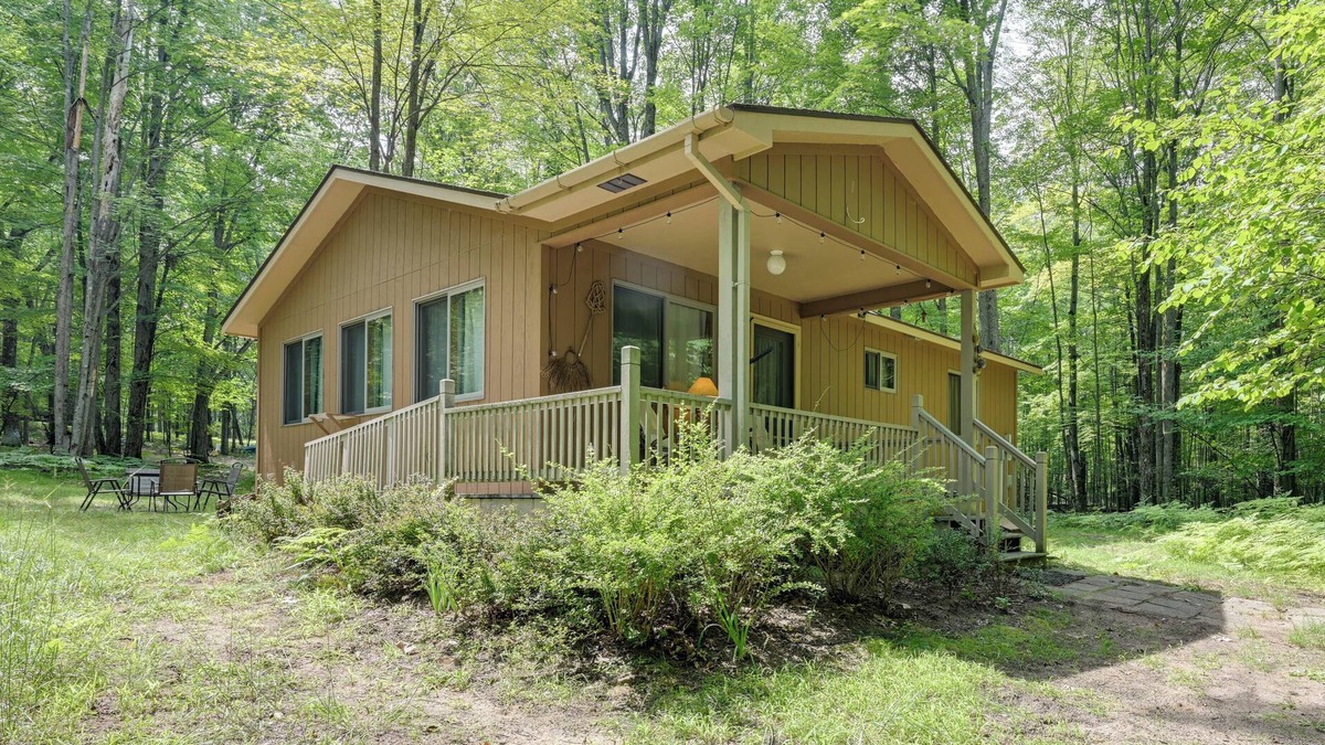 Farwell Cabin | Secluded Farwell Cabin w/Fire Pit & Gas Grill!