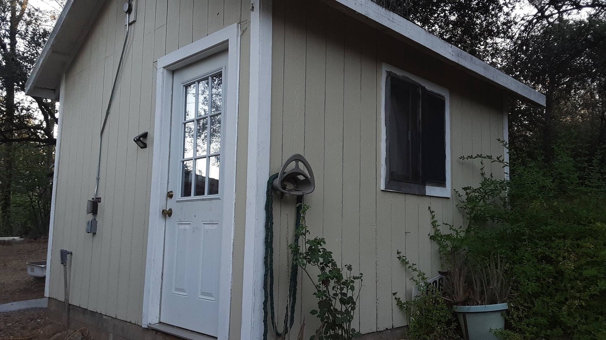 Redding Cabin | Secluded furnished cabin in woods next to seasonal creek in Shasta lake city.