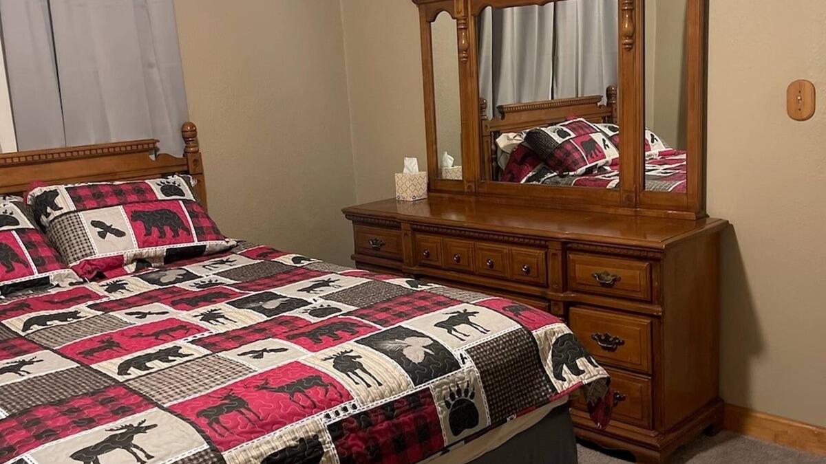 Columbia Cabin | Secluded get away located in South Central Iowa surrounded by oak woods.