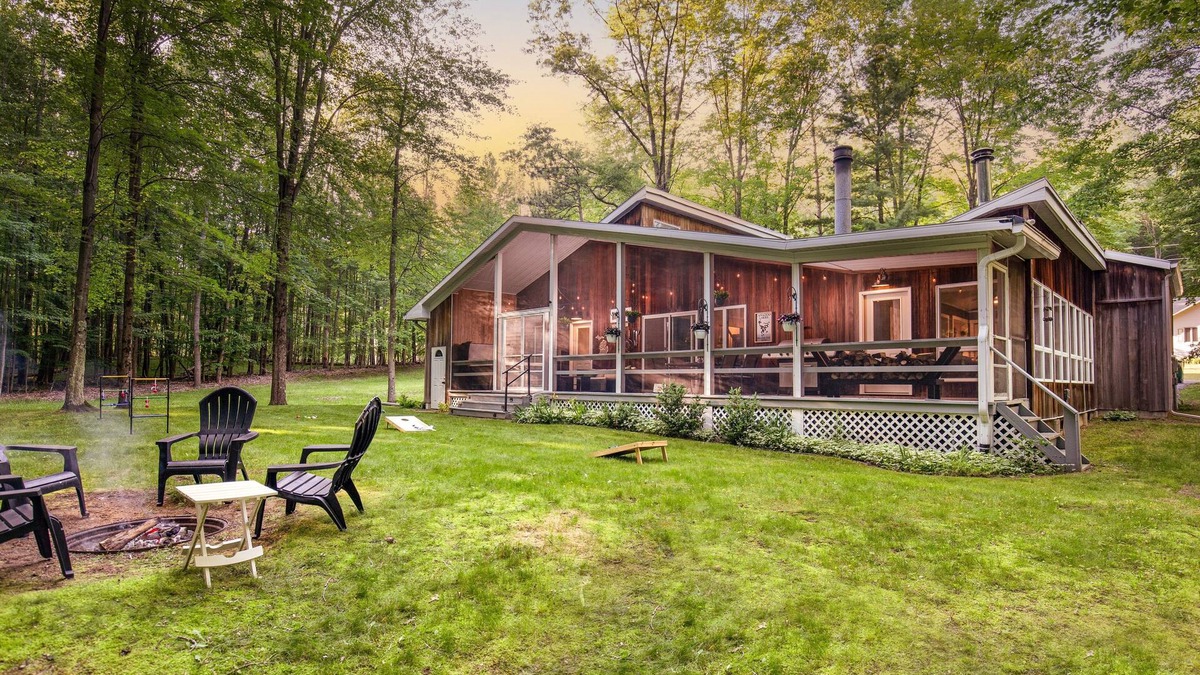 Canadian Lakes Cabin | Secluded getaway- Screened in porch with hot tub