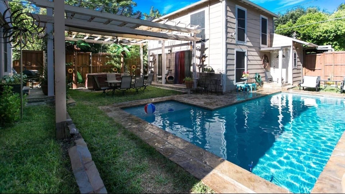 Kessler House | Secluded guest house with hot tub near Bishop Arts!