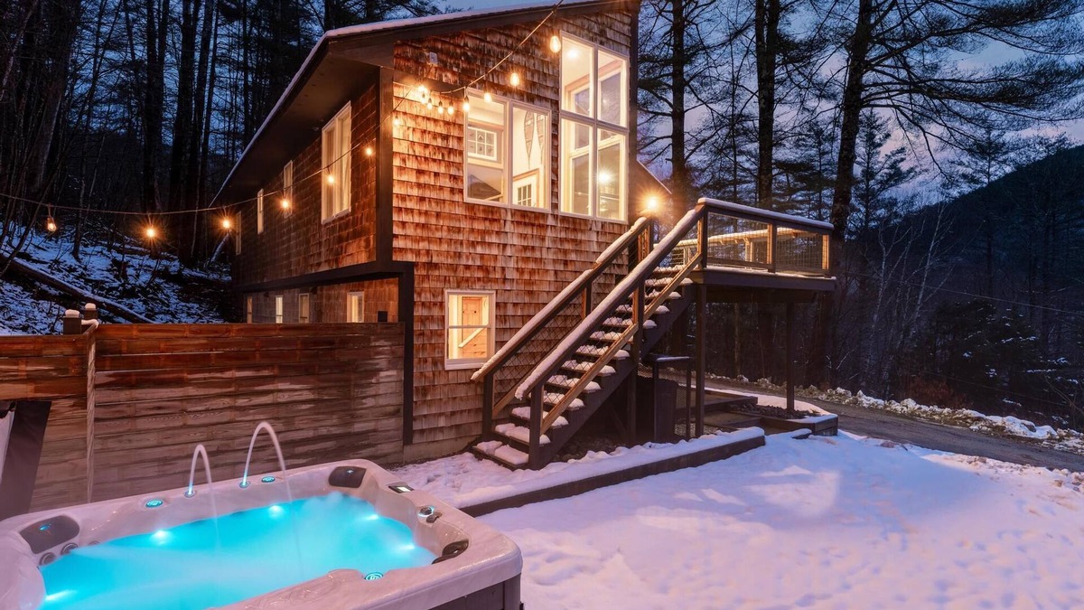 Bridgewater Corners House | Secluded/Hot Tub/views! Minutes to Everything!