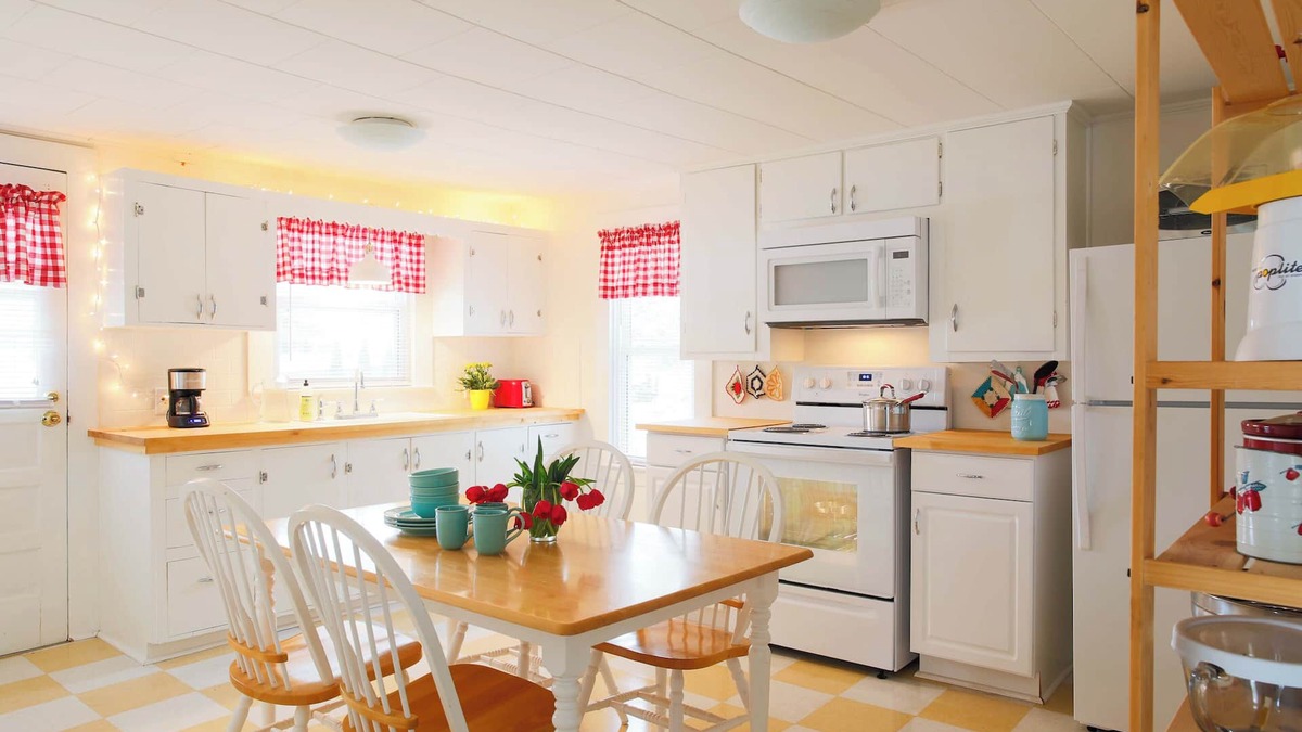 Kernersville House | Secluded Home 2BDR/1BATH KING & 2QUEEN Beds Sleeps 6 Long Term & Pets OK