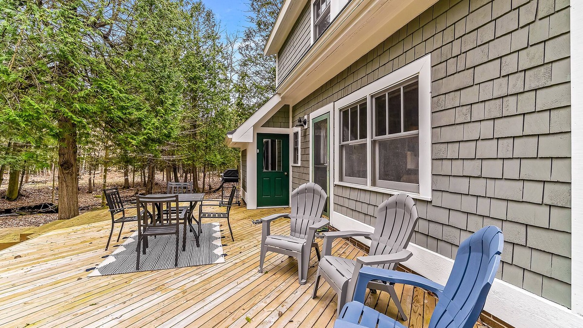 Arcadia House | Secluded home w/private grill, gas fireplace, full kitchen, and free WiFi