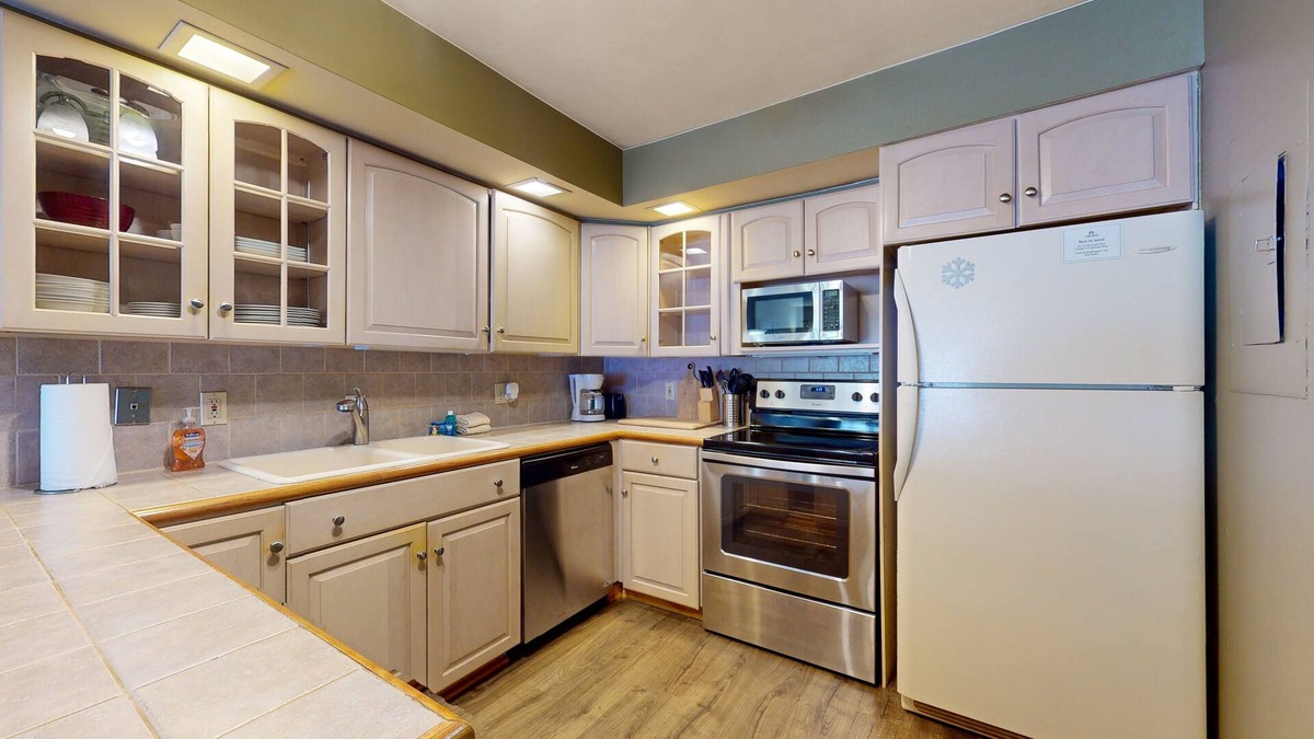 Mendon Condo | Secluded home with gas fireplace, patio, pool, athletic courts, & laundry room