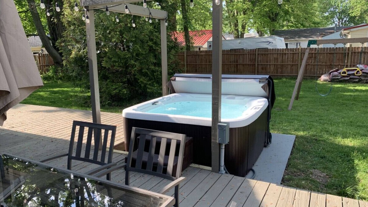 Madison-on-the-Lake House | Secluded Hot Tub Retreat by Ohio Wine Trail & Lake