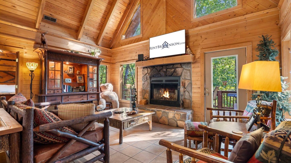 Branson Cedars Cabin | Secluded, HotTub, Jet bathtubs, Woods, Near Big Cedar & Shows-Firepit -CarCharger