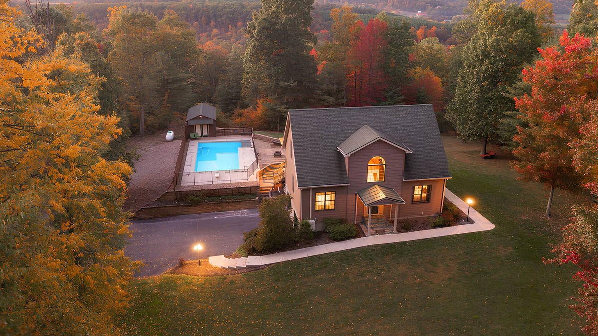 Cocolamus House | Secluded House | Hot Tub and Pool | Espresso Bar