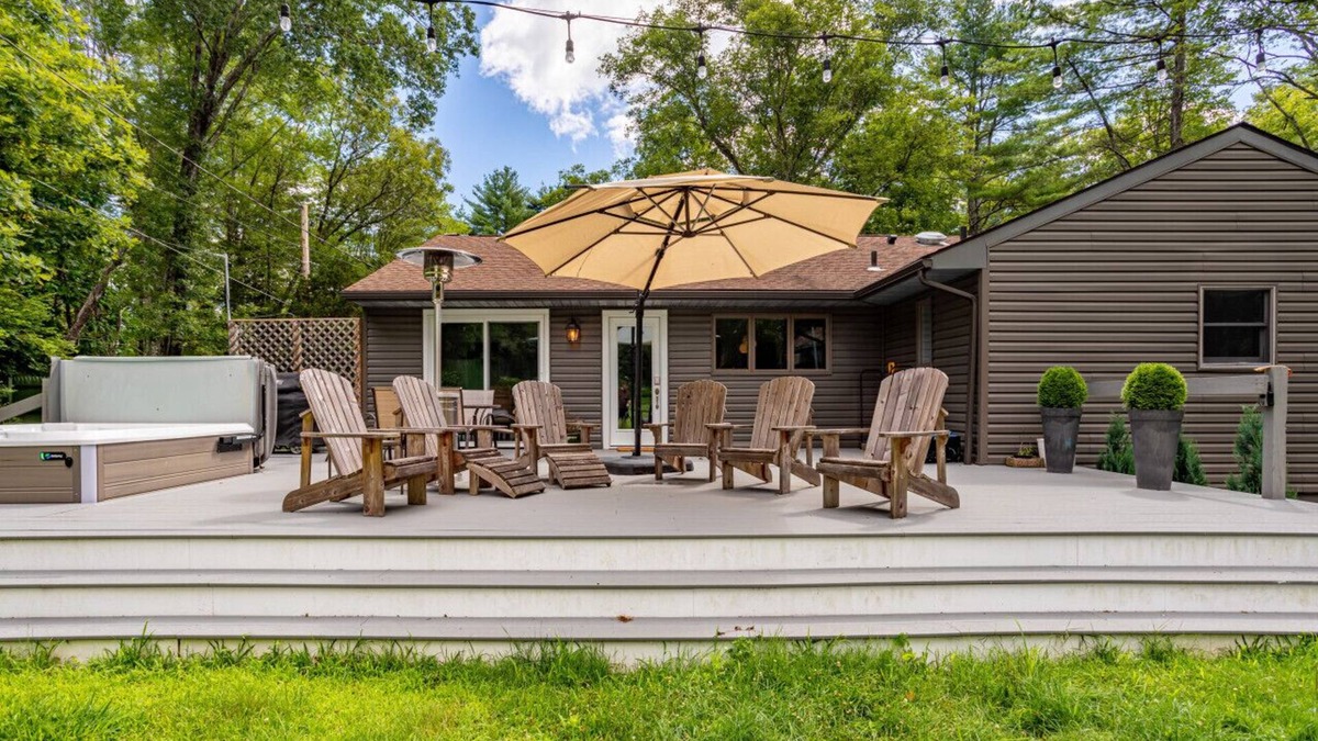 Stone Ridge House | Secluded House w/Hot Tub, FP & Fenced Garden