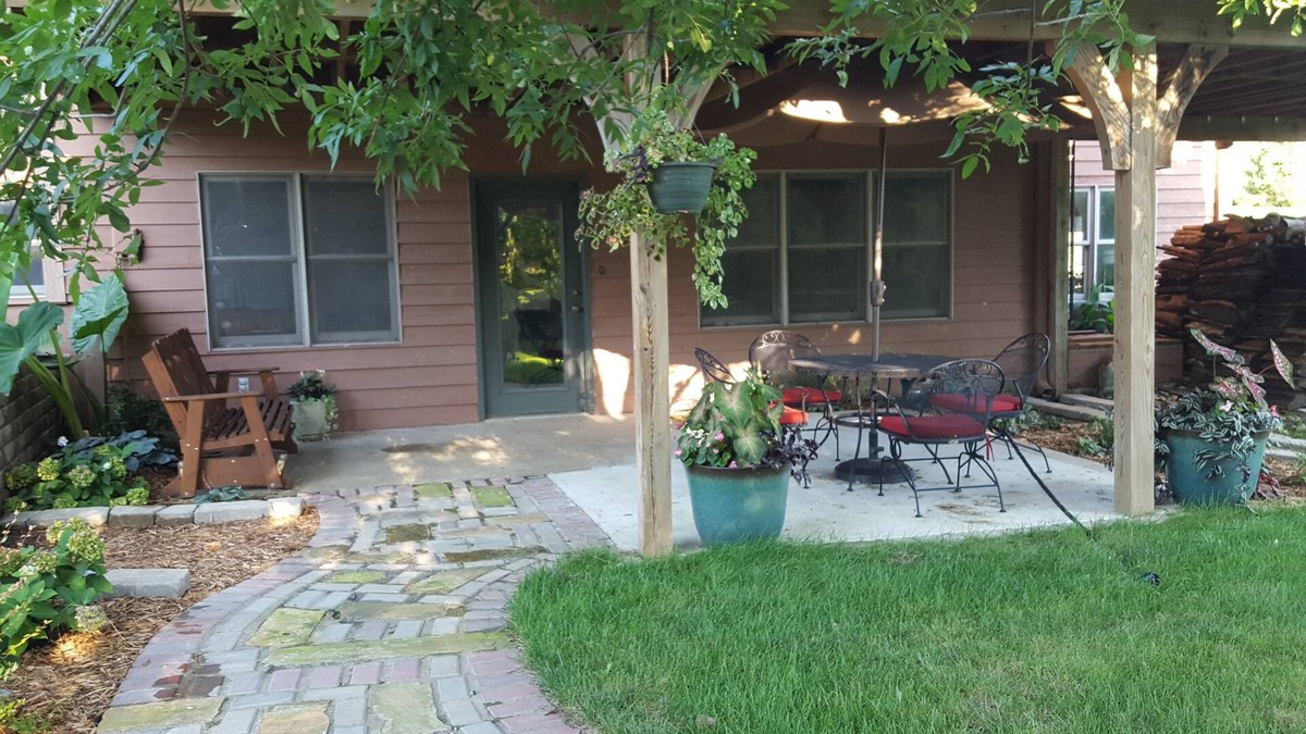 Harrisonville Bed & Breakfast | SECLUDED, INVITING 2 BEDROOM no stairs, no cleaning fee