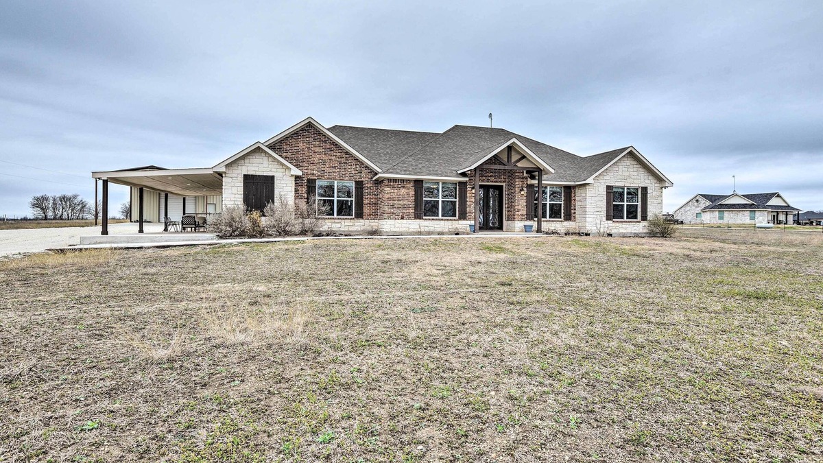 Era House | Secluded Krum Home w/Patio & Gas Grill!