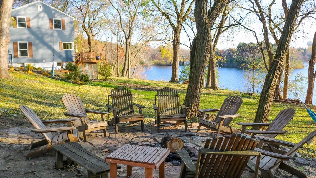 Inver Grove Heights House | Secluded Lake Home Retreat With Hot Tub And Fire Pit