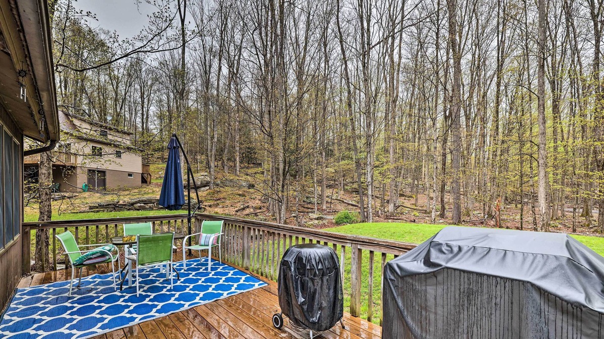 Greentown Cottage | Secluded Lake Ariel Hideaway w/ Deck & Pool Access