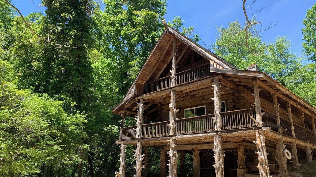 Lovingston Cabin | SECLUDED LAKE FRONT LOG CABIN