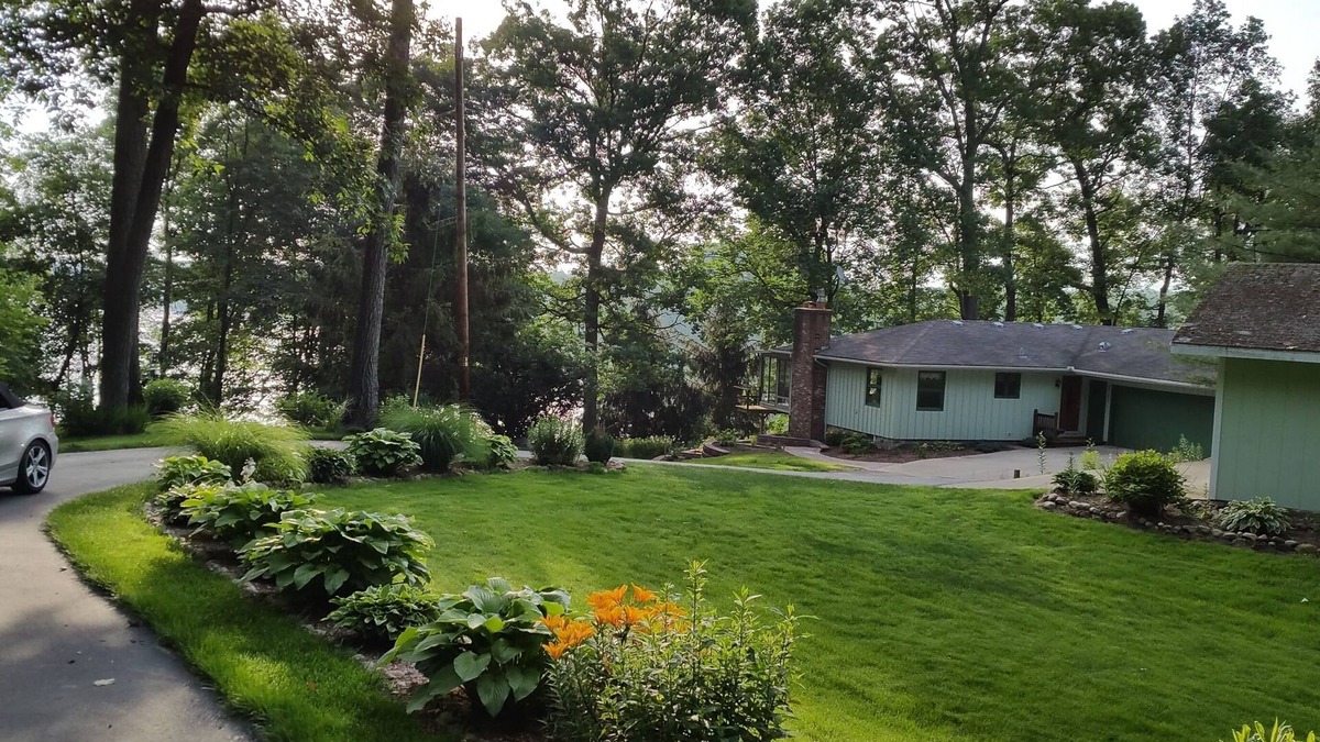 Dowling House | Secluded Lake Retreat
