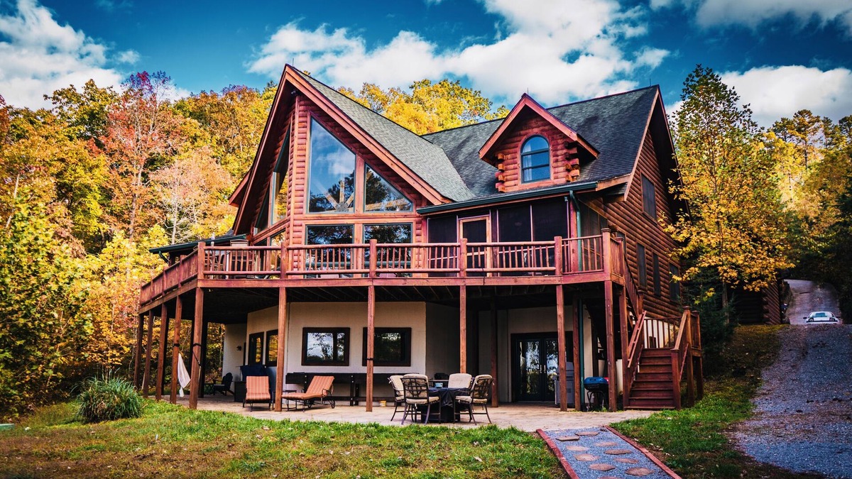 Staunton River House | Secluded Lakefront Cabin Resort: 5400sqft 6BR, 5ba