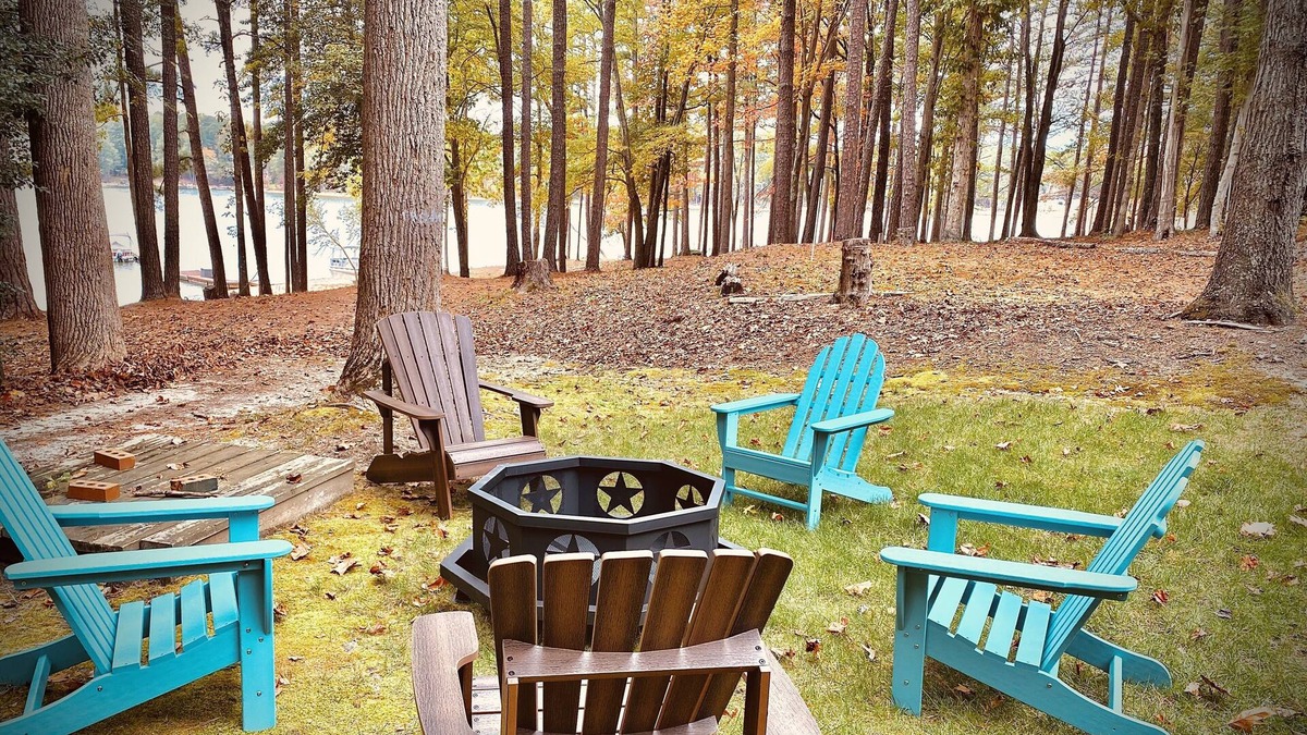 Manson House | Secluded Lakefront Retreat - Couples and Fisherman’s Paradise with Private Dock