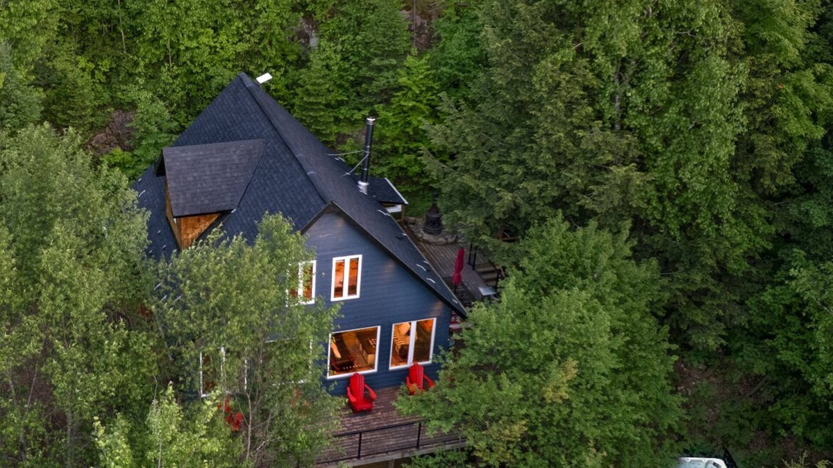 Algonquin Highlands Cottage | Secluded Lakeside Retreat with Scenic Views (Hot Tub & Sauna)