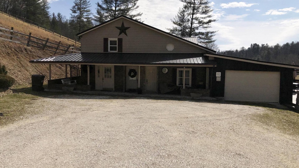 Campton Cabin | Secluded Large Group Cabin with a hot tub and wi-fi