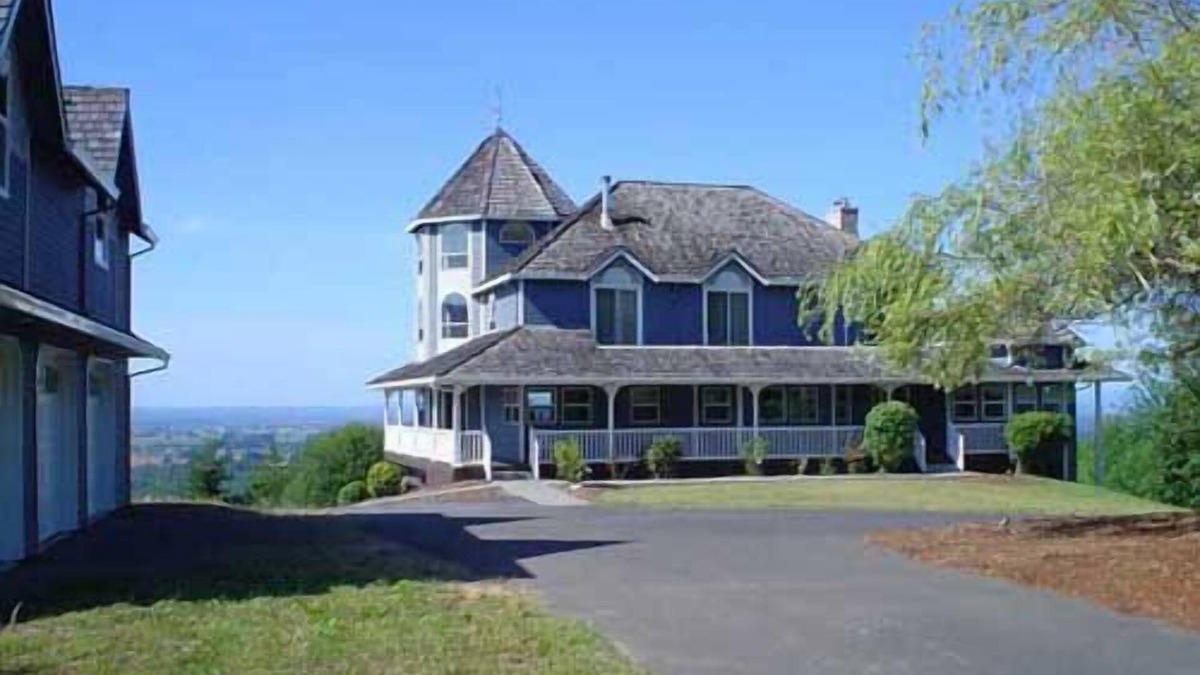 Portland House | Secluded large home. Wooded setting. Easy commute to downtown.