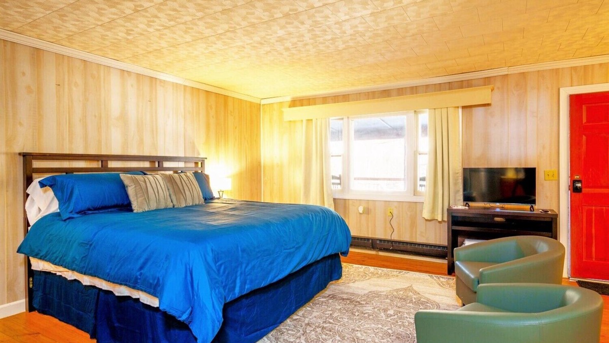 Elkins Cabin | Secluded Lodge*Full kitchen + King Bed