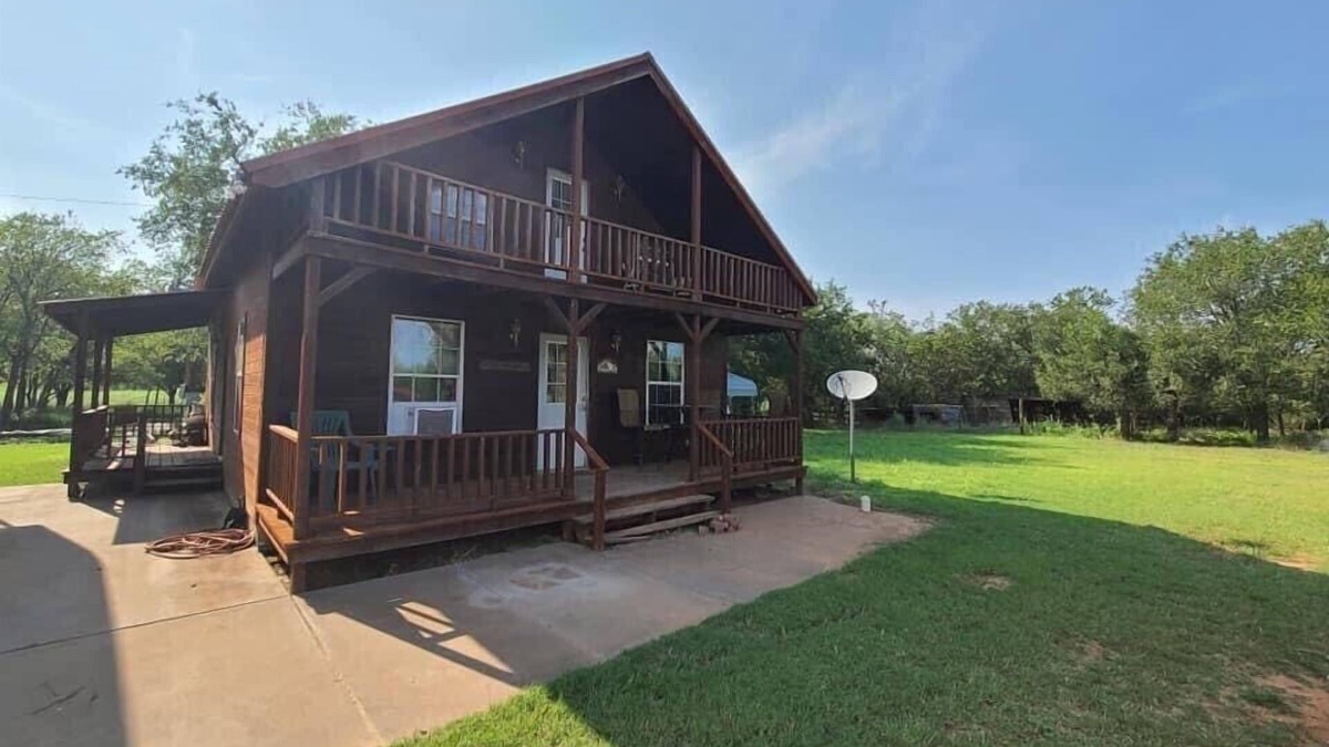 Childress Cabin | Secluded Lodge on 55 acres with stock pond in Childress, Texas. Lots of wildlife
