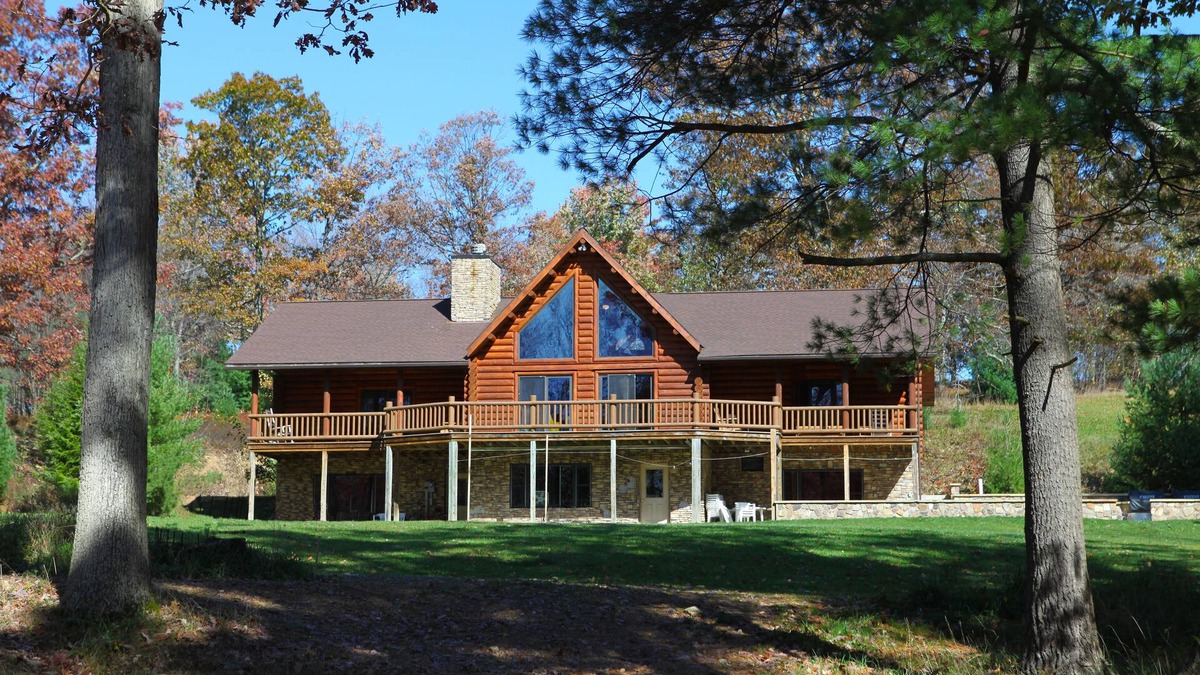 Lock Haven Cabin | Secluded lodge on top of a mountain/235 acres/9 hole golf course/Sleeps 60