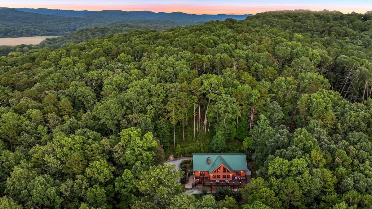 Helen Cabin | Secluded Lodge w/Mountain Views, Hot Tub, Firepit & Game Room~2miles to Helen,GA