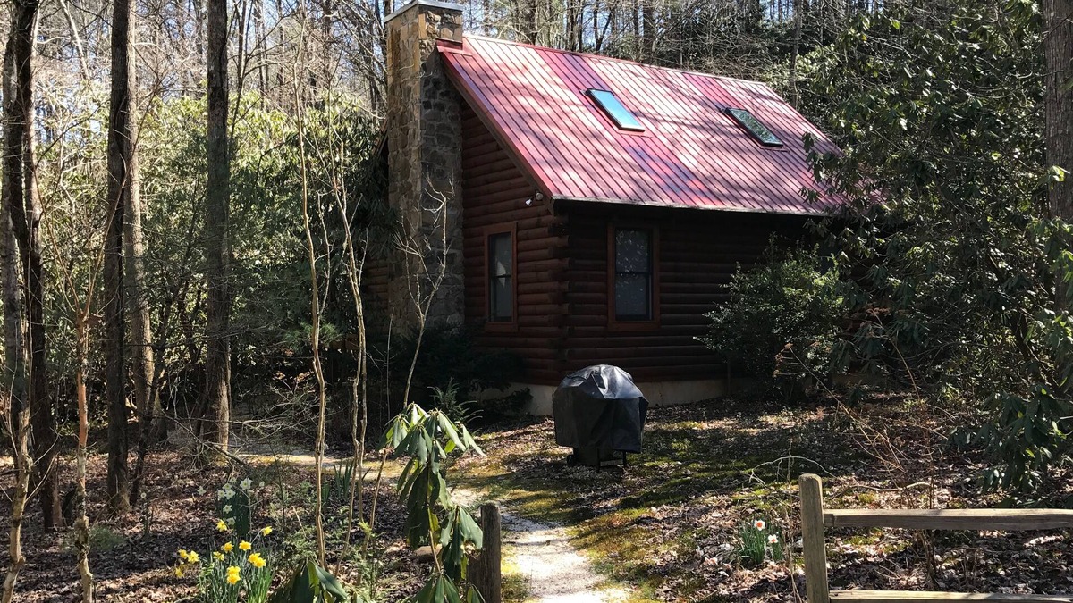 Sautee Nacoochee Cabin | Secluded Log Cabin on creek; near Helen, Anna Ruby Falls and Unicoi