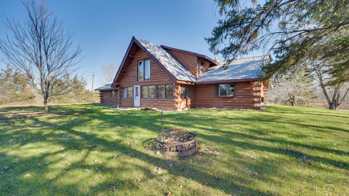 Finlayson Cabin | Secluded Log Cabin < 1 Mi to Munger State Trail!