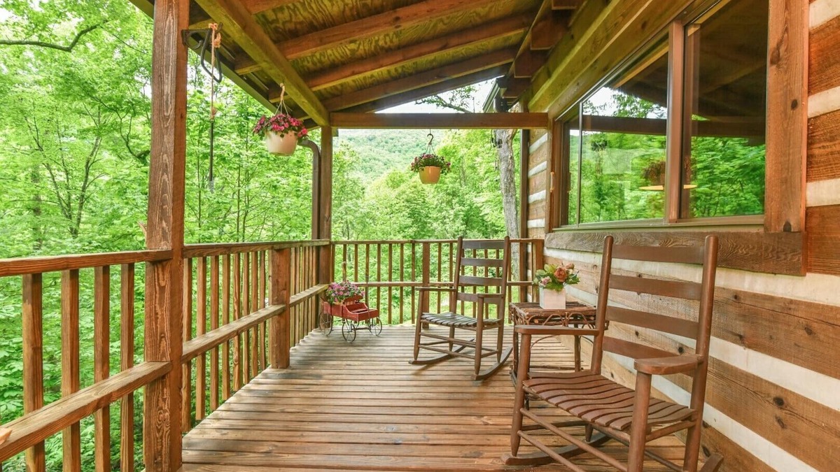 Fairview Cabin | Secluded Log Cabin, Close to Town, Hot Tub, WiFi, Fireplace, Pet Friendly