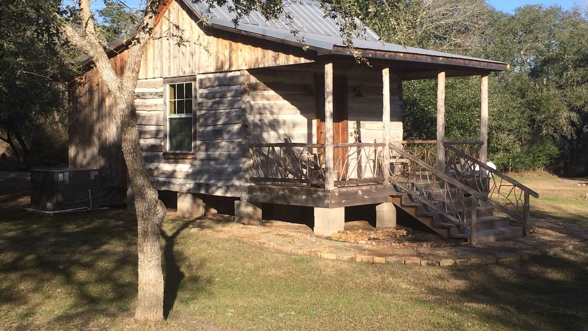 La Grange Cabin | Secluded Log Cabin for Two in La Grange TX