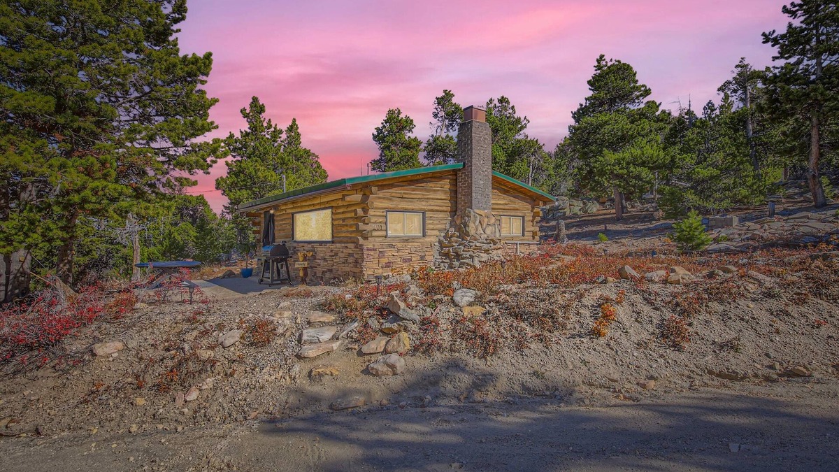 Black Hawk Cabin | Secluded log cabin/hot tub. Ski, views, hike, silence.